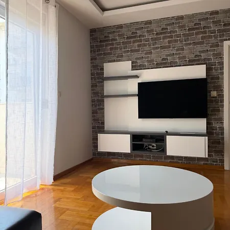 Deluxe * Podgorica